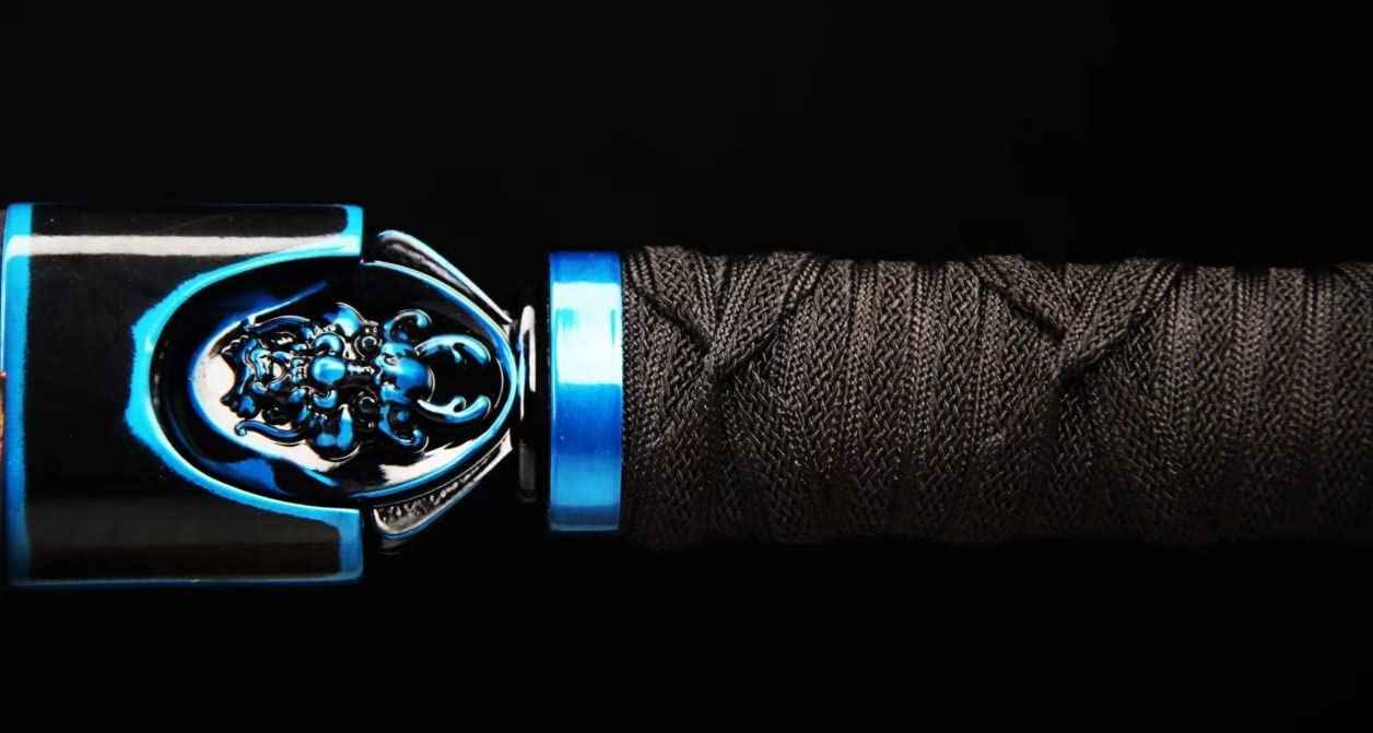 Machete,Saber Real,Full Tang High Carbon Steel Blue Blades — handle and fittings close-up