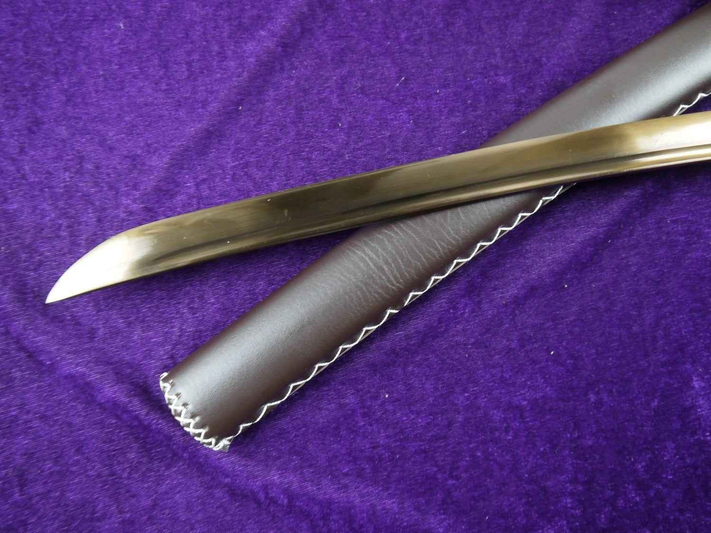 Uchikatana/High carbon steel Golden blade/Leather scabbard/Alloy fittings — handle and fittings close-up