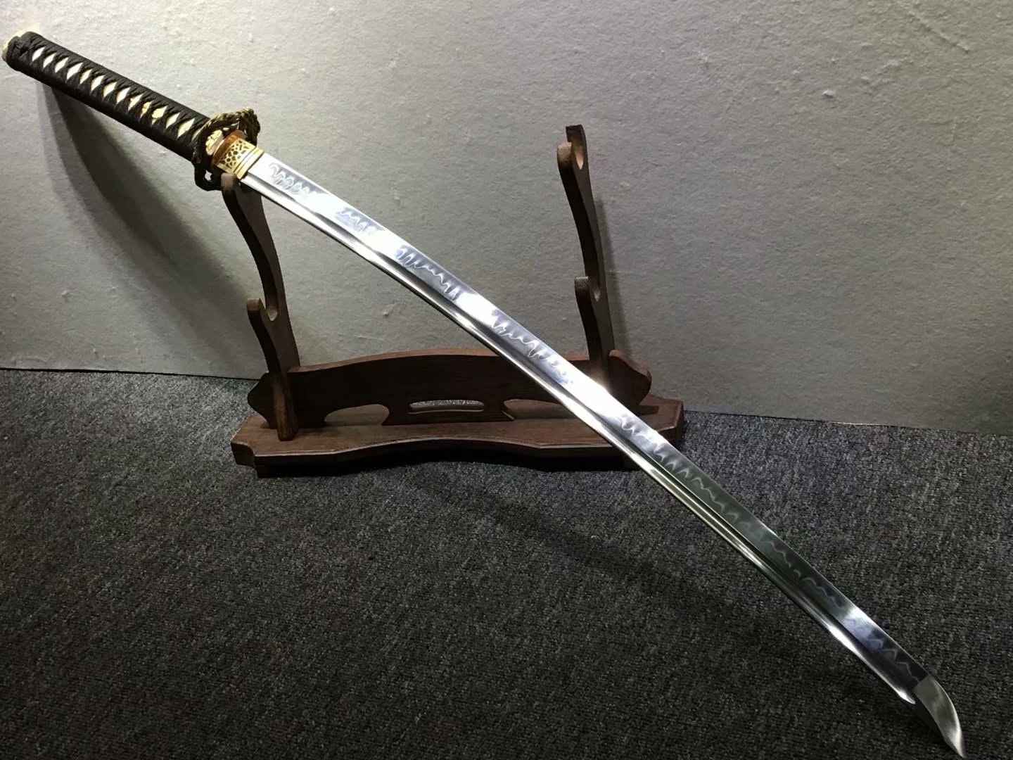 Katana,Hand forged,High carbon steel burn blade,Brass,Full tang,E — blade and hamon detail
