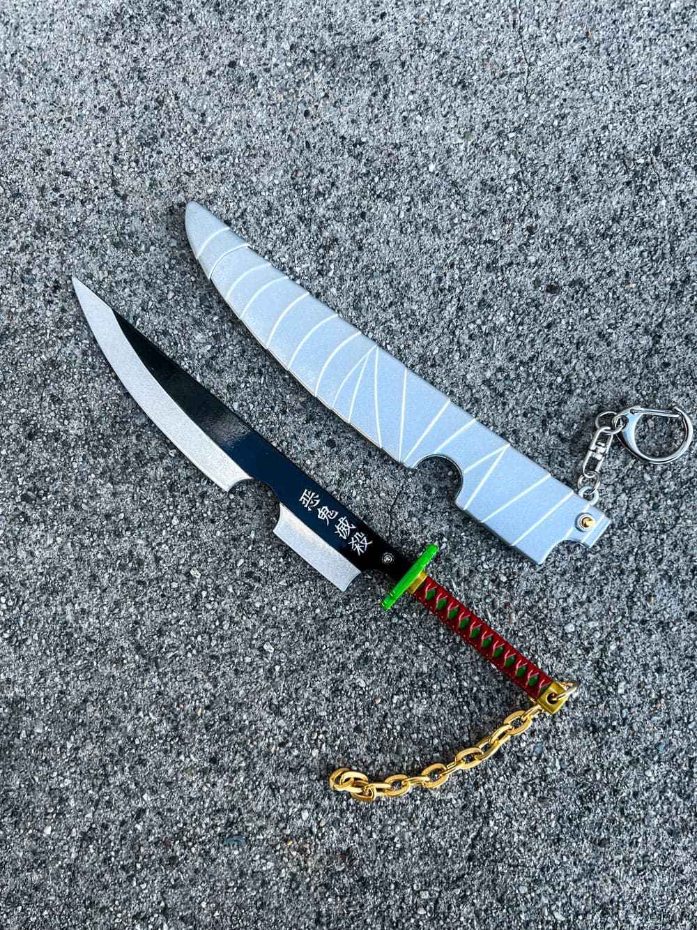 Tengen Cleaver Keychain + Stand — blade and hamon detail
