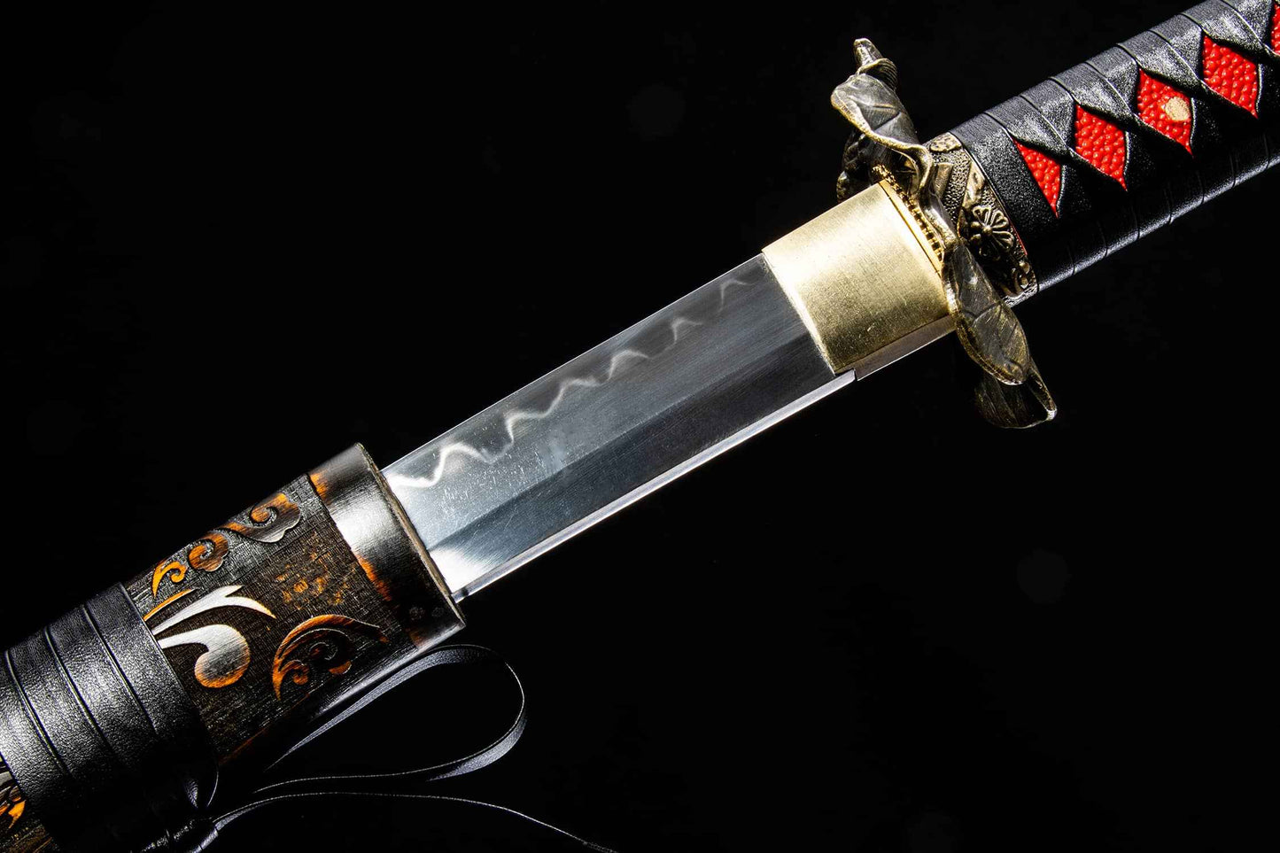 Kotesugiri-Style Katana – 40.7″ T10 Clay-Tempered Blade with Lacquered Wood Saya — close-up detail view