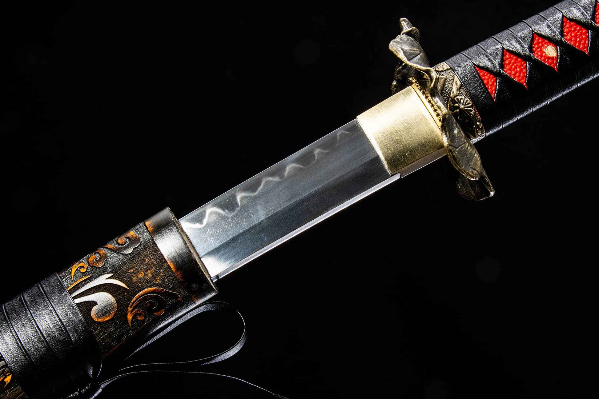 Kotesugiri-Style Katana – 40.7″ T10 Clay-Tempered Blade with Lacquered Wood Saya — close-up detail view
