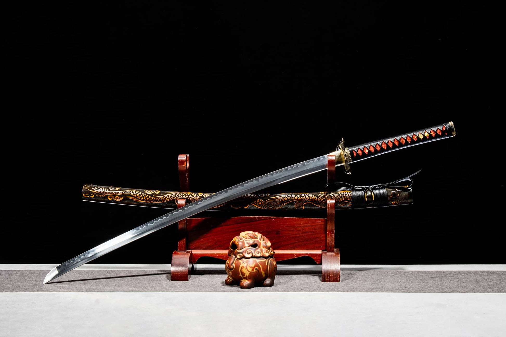 Kotesugiri-Style Katana – 40.7″ T10 Clay-Tempered Blade with Lacquered Wood Saya — scabbard / saya detail