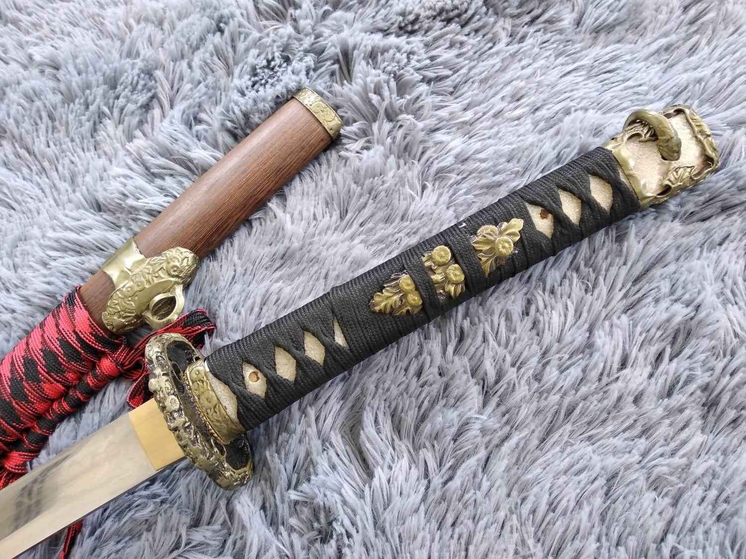 Nihontou Tachi,High carbon steel Clay temper,Rosewood,Alloy — handle and fittings close-up
