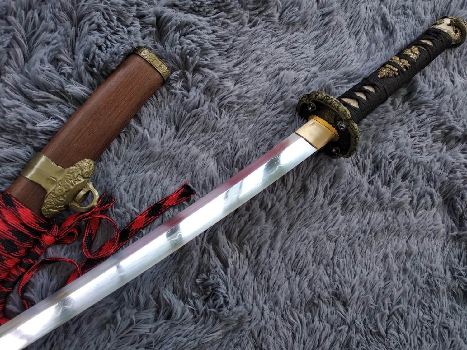 Nihontou Tachi,High carbon steel Clay temper,Rosewood,Alloy — alternate angle view 5