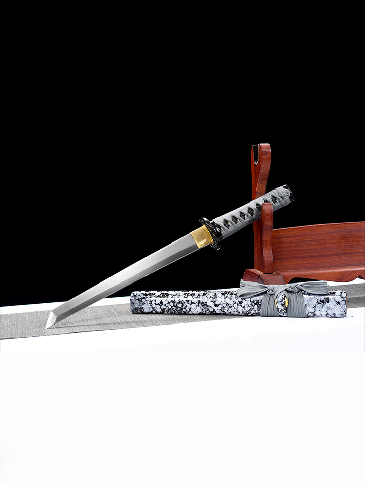 Carbon Mist Tanto — close-up detail view