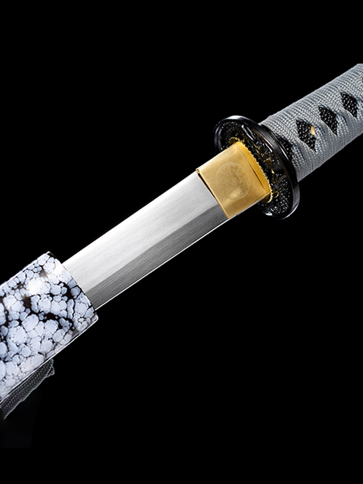 Carbon Mist Tanto — handle and fittings close-up