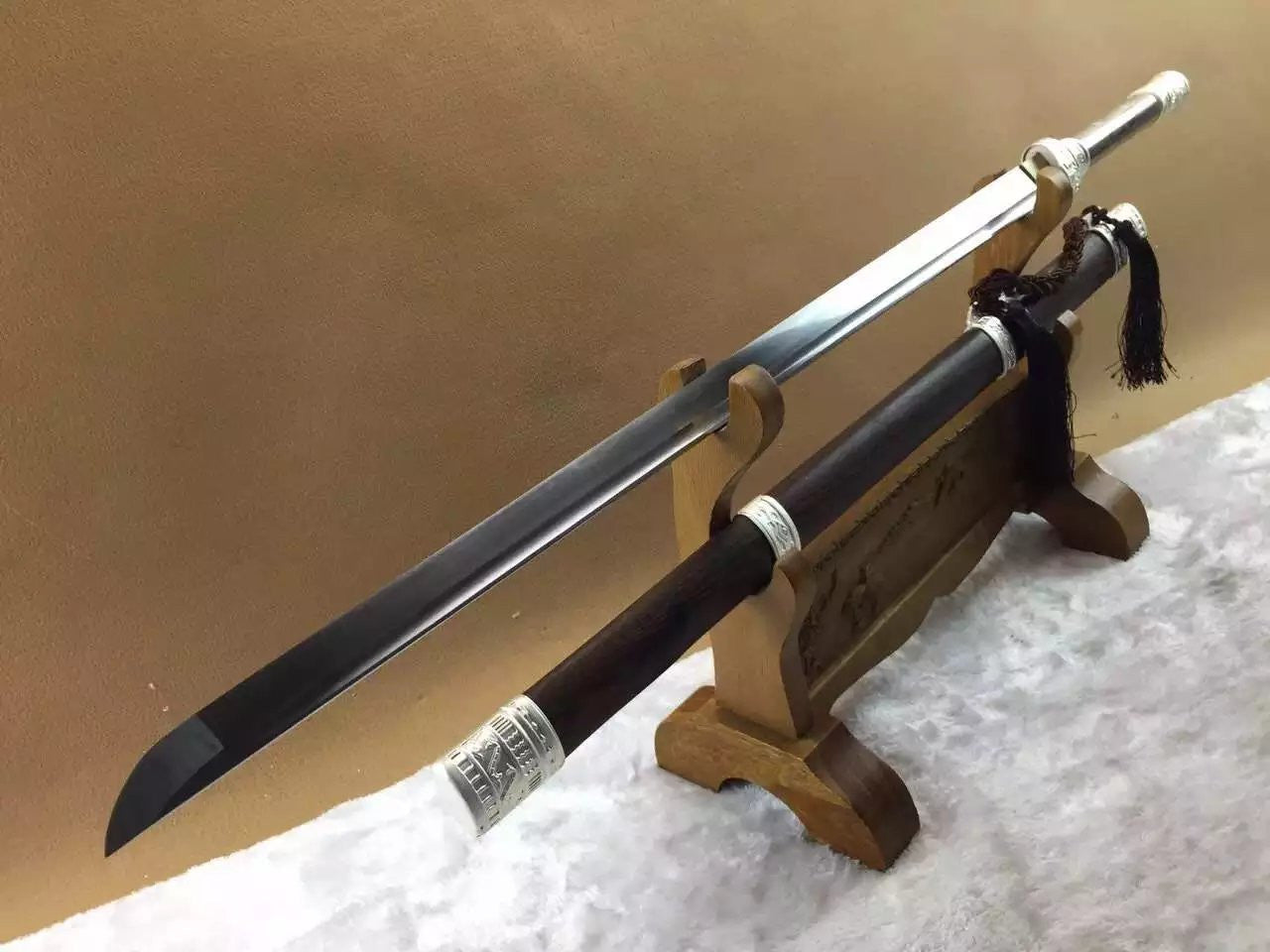 Wolong sword,High manganese steel,Rosewood scabbard,Alloy fitting,Length 39 inch — close-up detail view