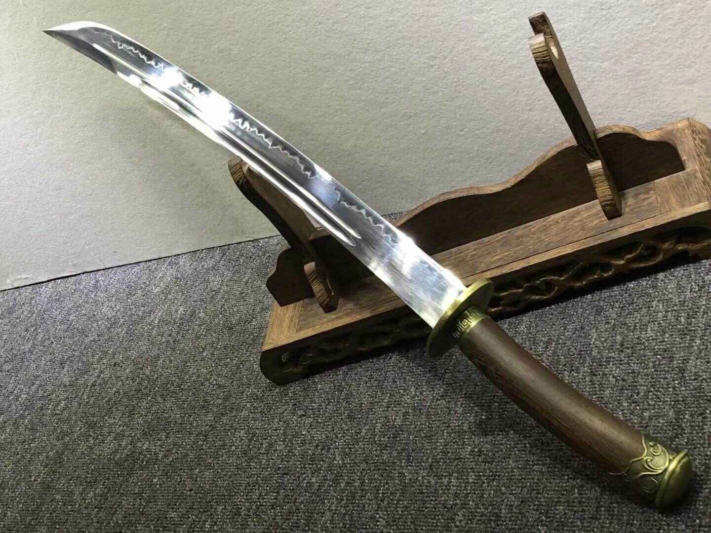 Broadsword,High carbon steel burn blade,Rosewood,Alloy fittings — handle and fittings close-up