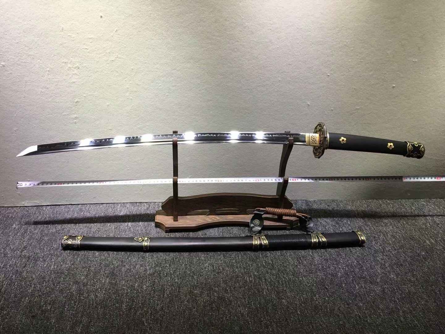 Nihontou Tachi,katana,High carbon steel burn blade,Rosewood,Brass tosogu — blade and hamon detail