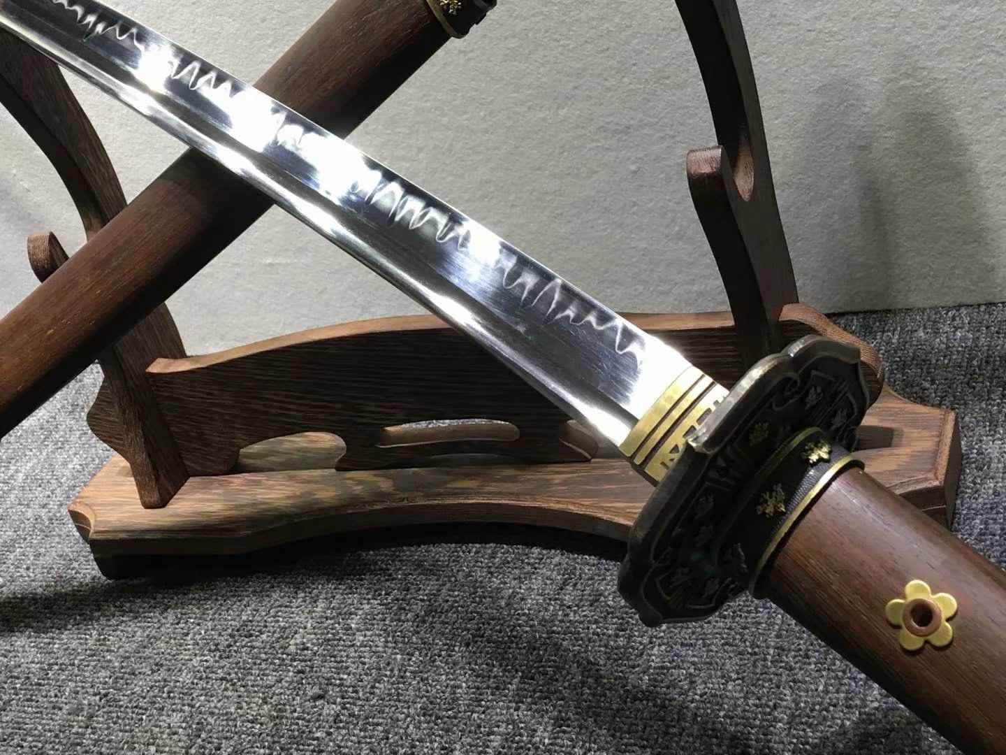 Nihontou Tachi,katana,High carbon steel burn blade,Rosewood,Brass tosogu — handle and fittings close-up