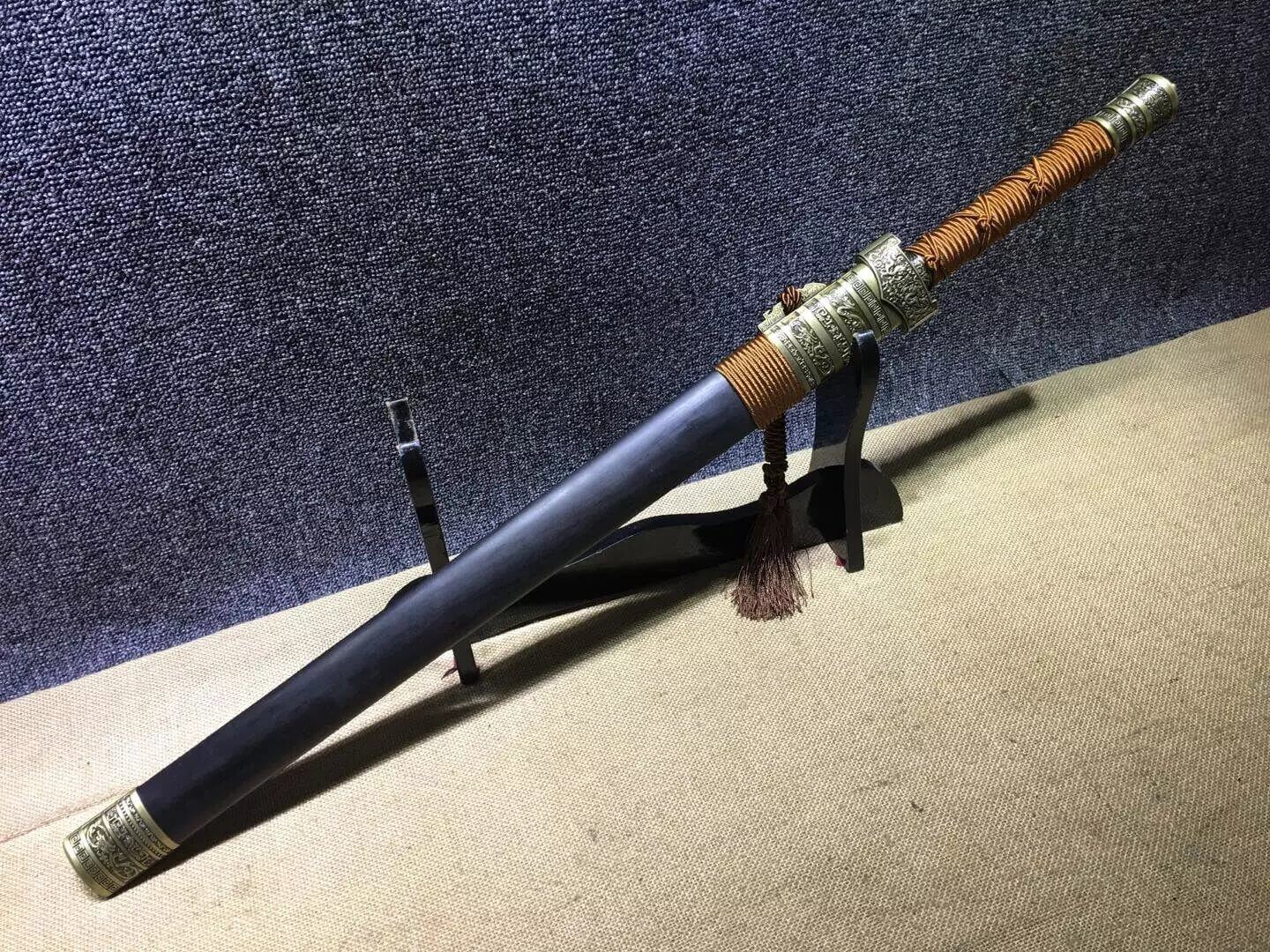 Wolong sword,High manganese steel blade,Black scabbard,Alloy fitting — handle and fittings close-up