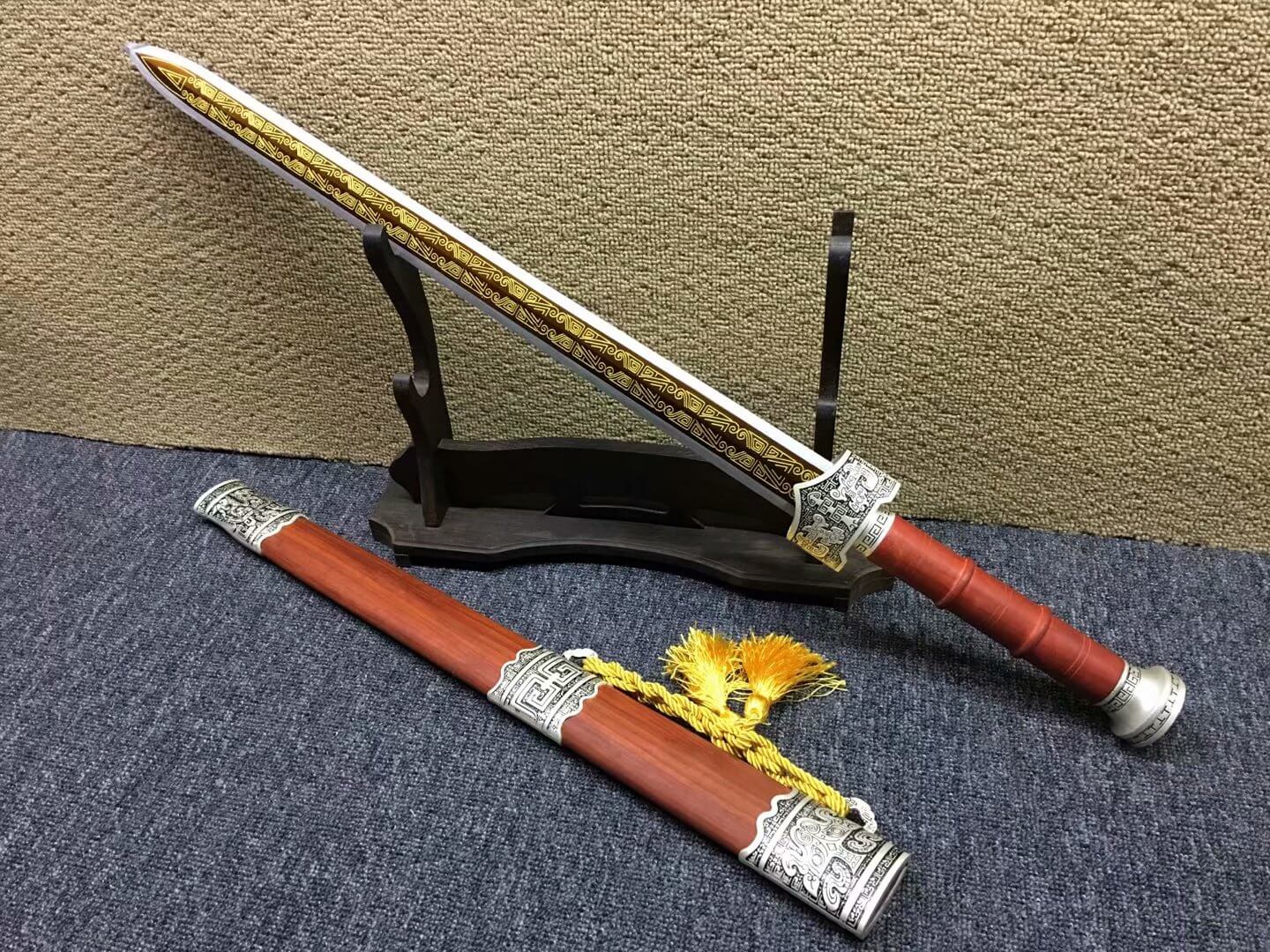 Yuewang sword,High carbon steel etch blade,Redwood scabbard — handle and fittings close-up